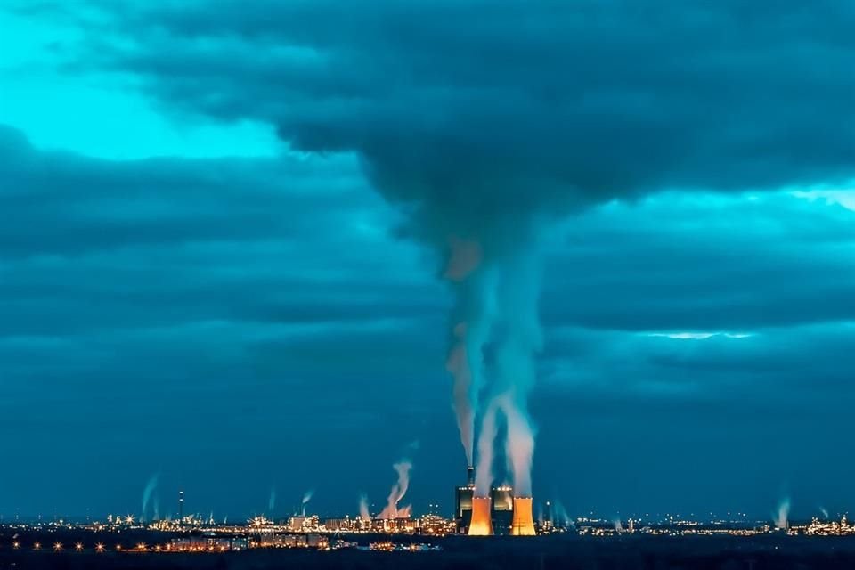 Las emisiones de CO2 apuntan a alcanzar un nivel récord en 2023 por la pobre inversión mundial en energías limpias, advierte la IEA.