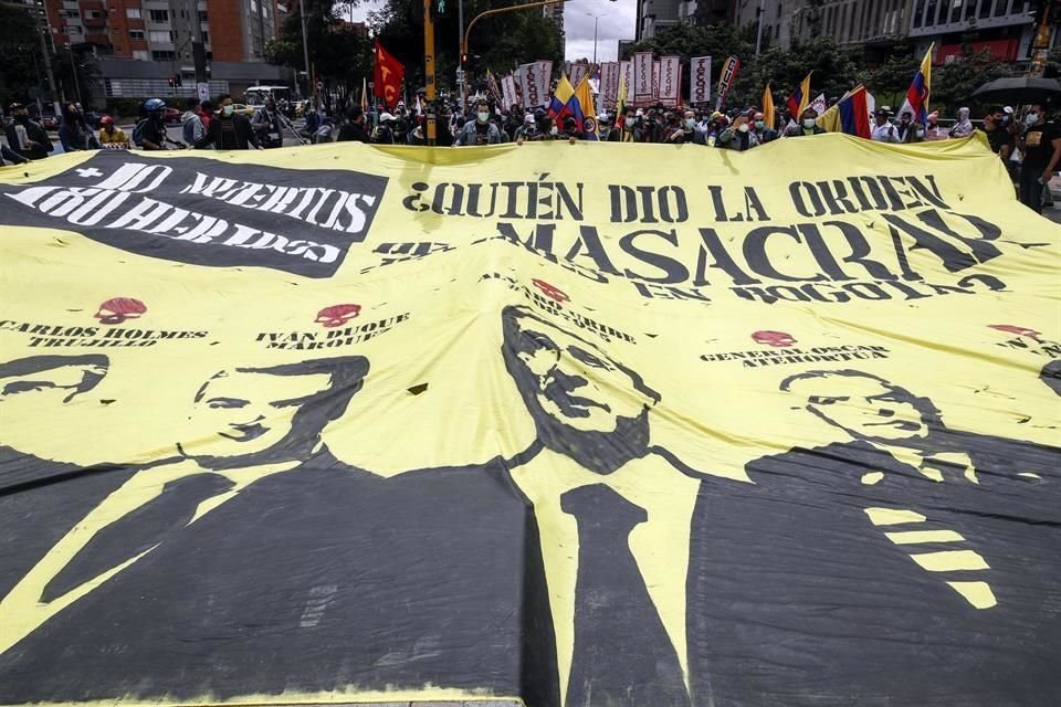 Los manifestantes lanzaron consignas contra el Presidente Ivan Duque, el ex Presidente Álvaro Uribe y el General Oscar Atehortua.