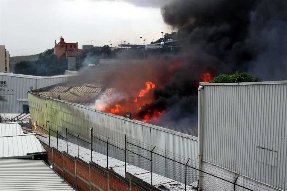 Se registra fuerte incendio en fábrica de muebles en Tlalnepantla, Estado de México.