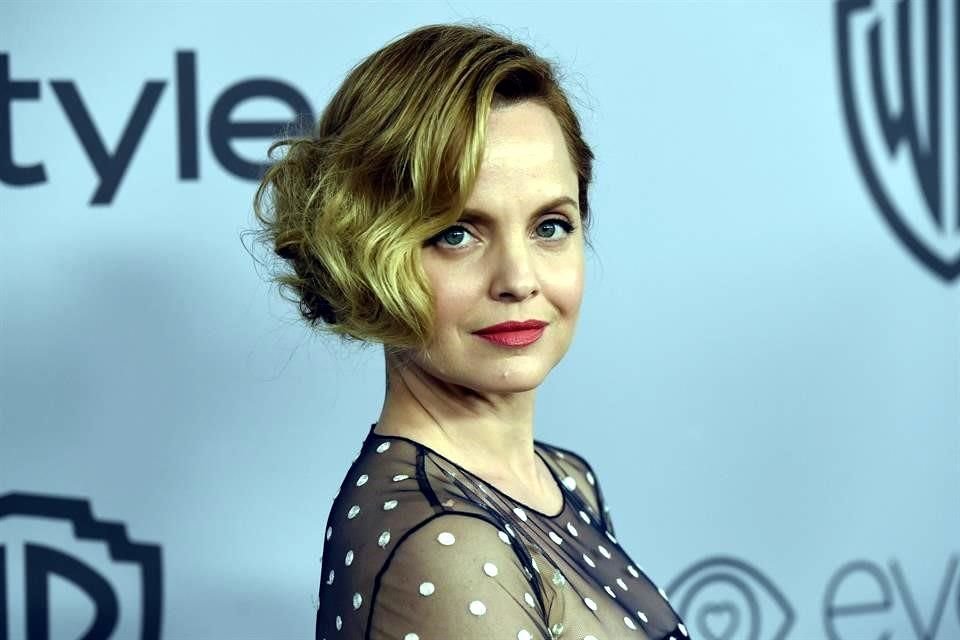 La actriz Mena Suvari presentó su libro 'The Great Peace: A Memoir', en el cual revela que sufrió abuso sexual y su lucha contra las drogas. 