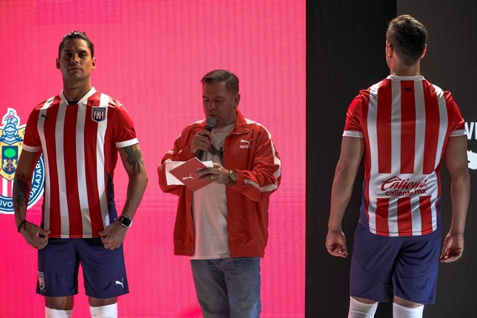 PUMA, la marca que viste a las Chivas, mostró la indumentaria del próximo semestre en la tienda ubicada en el centro comercial La Perla.