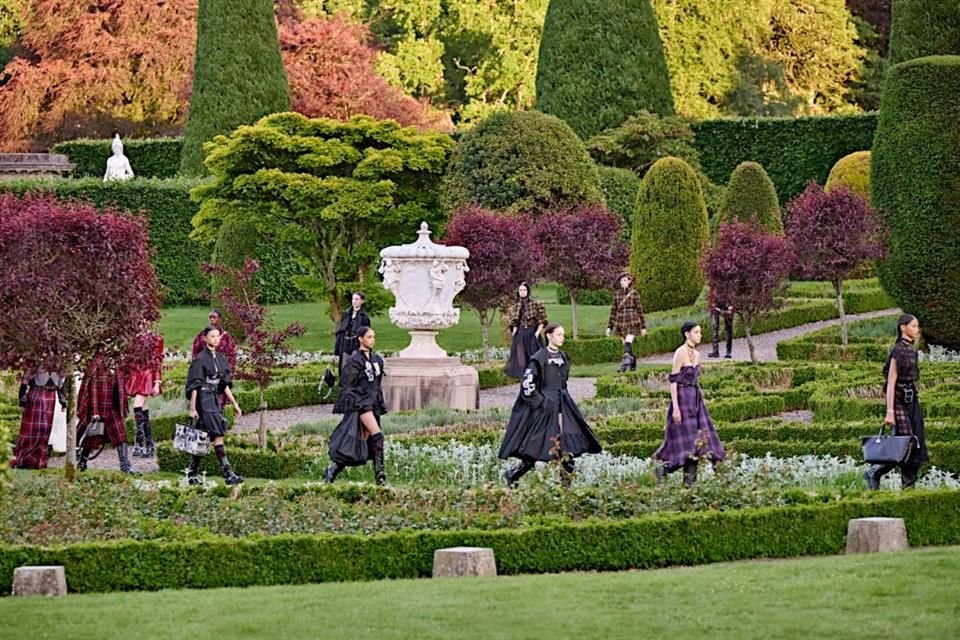 El Castillo Drummond fue el escenario para el desfile de presentación de la nueva colección de Dior.