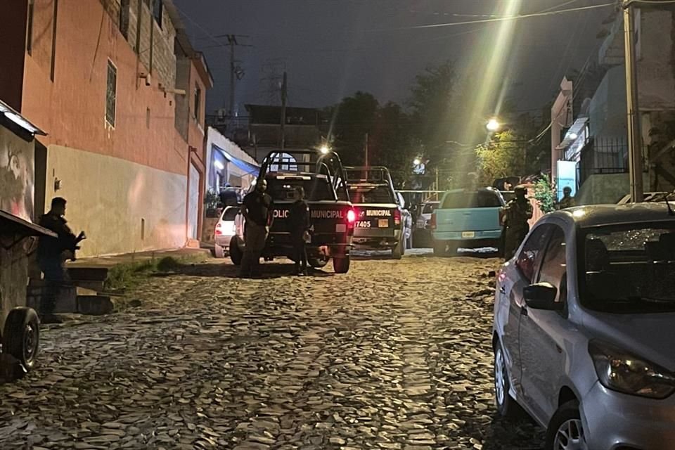 Un menor de 14 años y su padre fueron asesinados a balazos en Tlaquepaque; la madre fue llevada a un puesto de socorros.