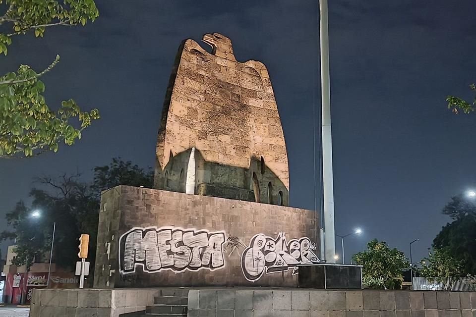 Los hombres escribieron sobre el Monumento a la Bandera y después se descubrió que también grafitearon un vagón del tren ligero.