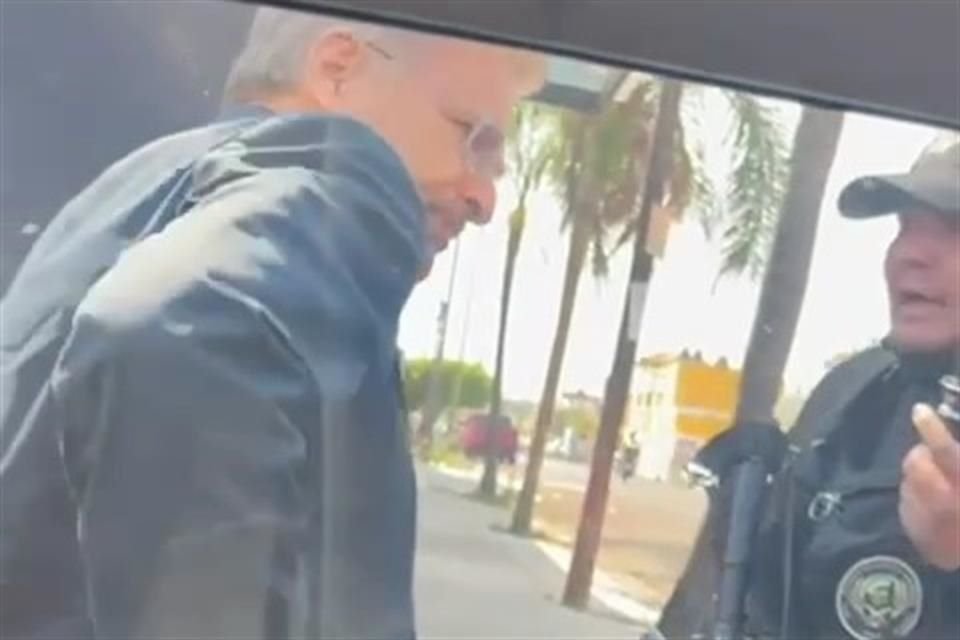 Tonatiuh Bravo acusó que fue detenido por un supuesto reporte de robo de la camioneta en la que viajaba, el cual carece de sustento.
