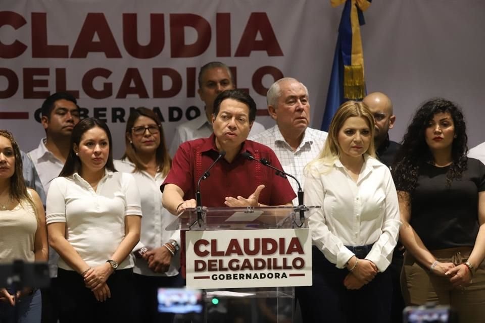 unto a Claudia Delgadillo, Mario Delgado afirmó que el Presidente López Obrador les enseñó a luchar por la vía pacífica.