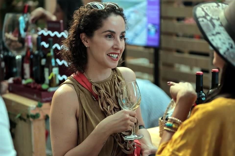 Esta idea de nutrir el conocimiento de los asistentes respecto a las distintas regiones vitivinícolas, maridajes, procesos de vino y más, fue una de las cosas que más celebraron los visitantes.