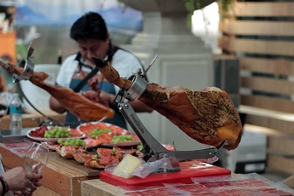 Además de probar varios vinos, la gente podía degustar varios manjares.