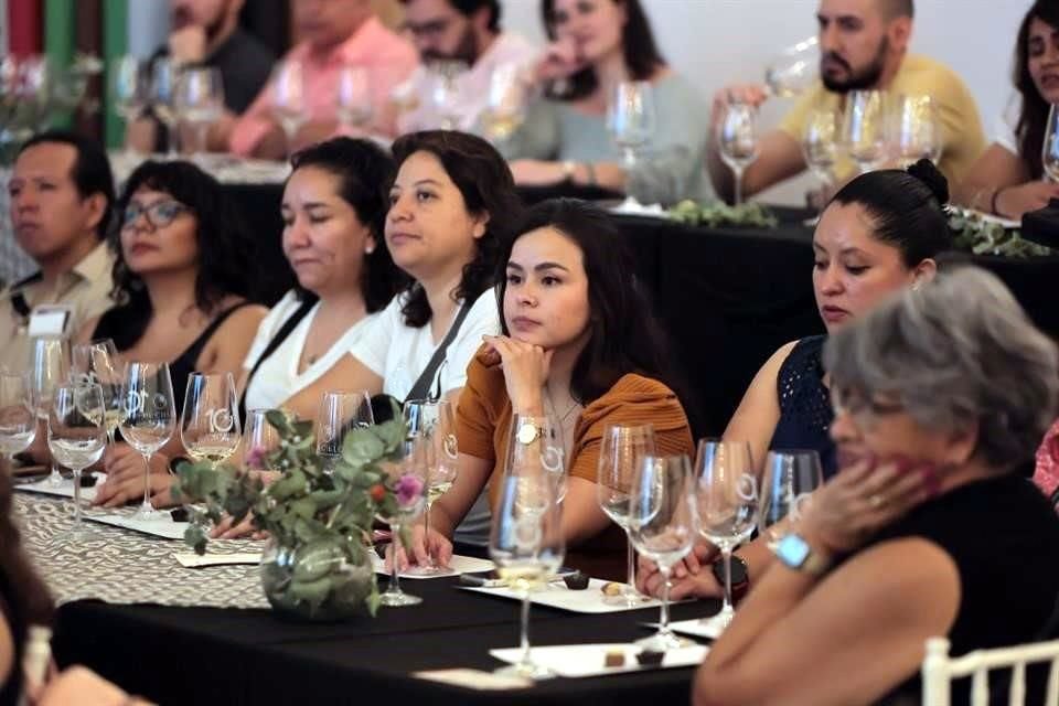 El sábado 8 de junio, por ejemplo, varios asistentes disfrutaron de la experiencia 'Vino y chocolate, un maridaje perfecto', presentada por la Bodega Vinícola El Cielo.