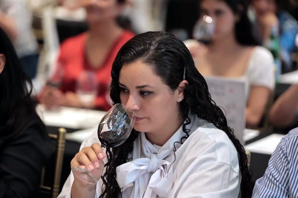 Los amantes del vino estuvieron muy atentos a los sommeliers durante las catas.