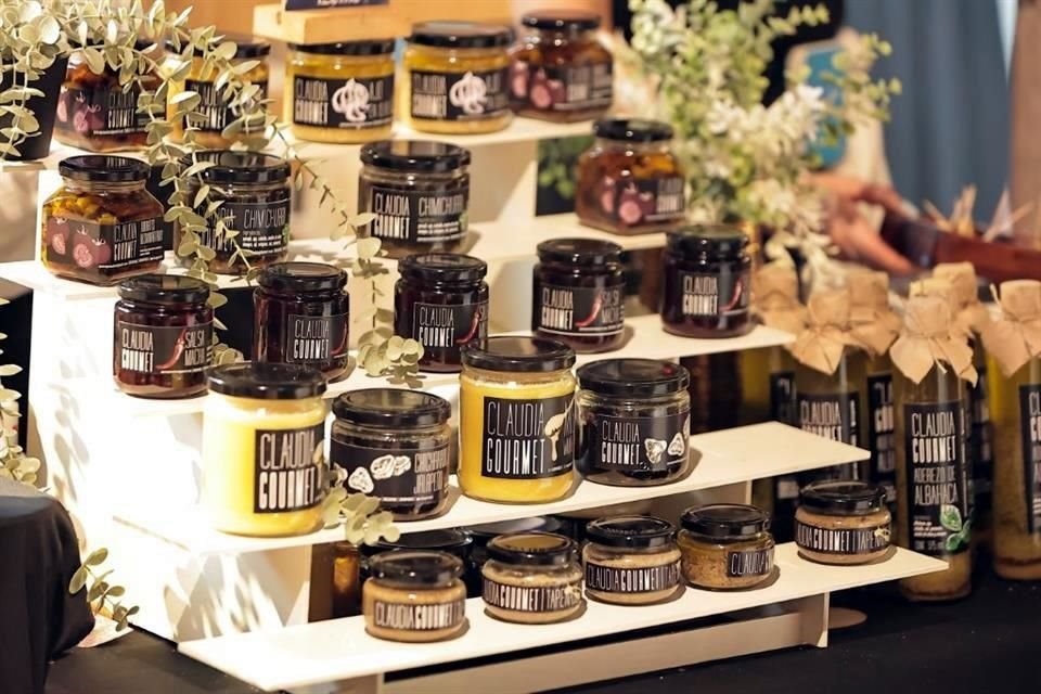 Productos artesanales gourmet como mieles, salsas, bebidas, quesos, especias y botanas llenaron los stands de Zona Vino.