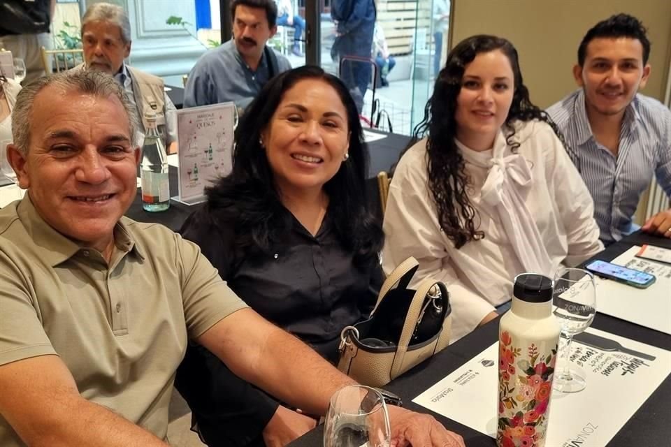 José Antonio Albarrán Salazar (izq.) y su familia son asiduos a los eventos de Zona Vino.