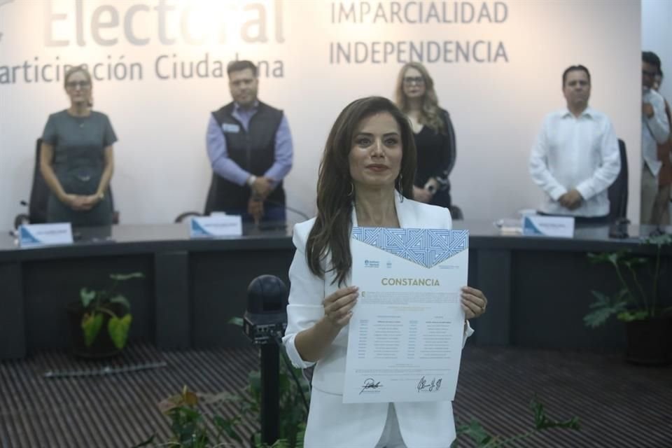 La emecista Verónica Delgadillo recibió su constancia de mayoría que la acredita como Alcaldesa de Guadalajara, del 1 de octubre 2024 al 30 de septiembre 2027.