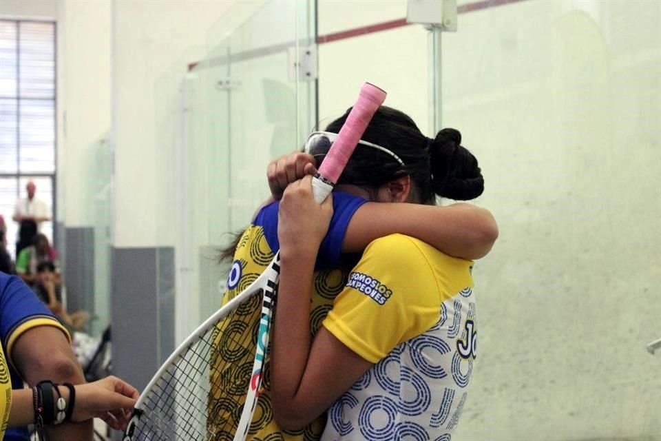 Las atletas de la selección Jalisco celebran su triunfo en el primer día de Squash.