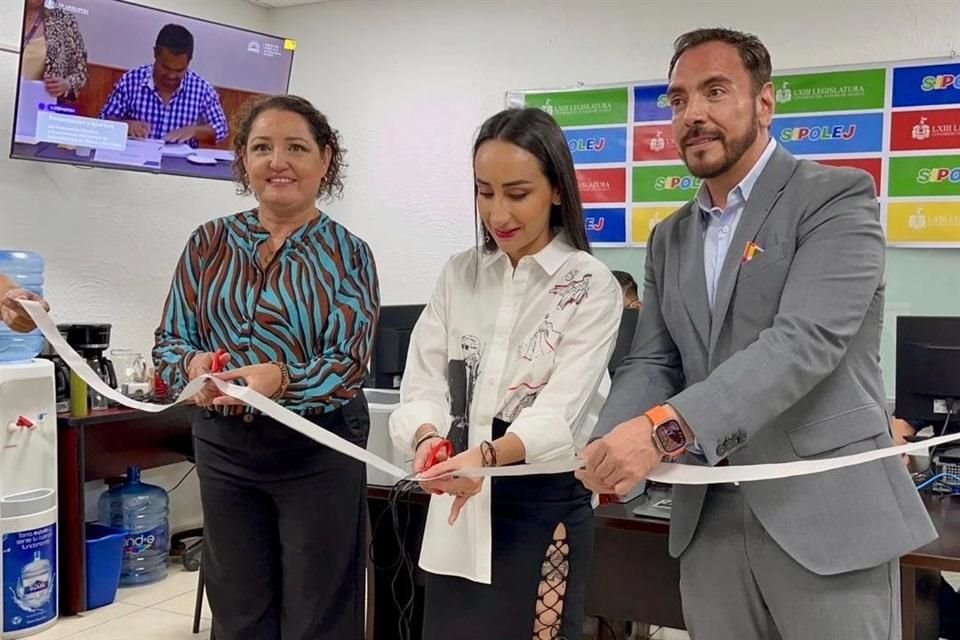 La diputada panista Claudia Murguía (centro) aprovechó que la Secretaría de Transporte llevó al Congreso local, el servicio de refrendo de licencias de conducir.