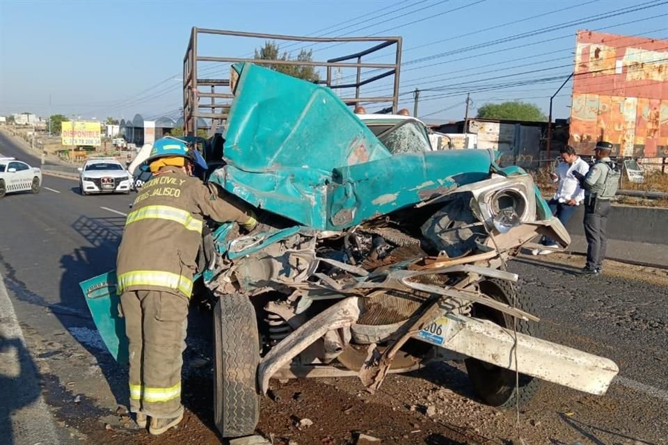Una camioneta chocó contra un vehículo de carga en la Carretera Lagos de Moreno a San Juan de Los Lagos, a la altura del kilómetro 9, dejando una persona lesionada.