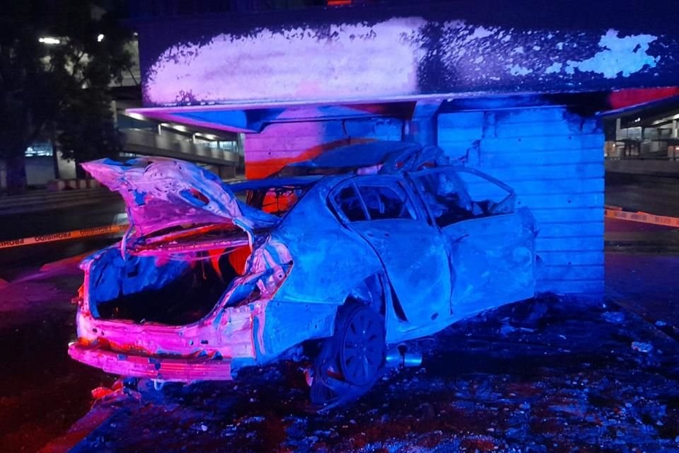 Tras el impacto, el vehículo se incendió.