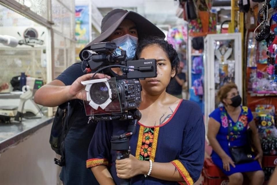 Xóchitl Enríquez Mendoza estudió la licenciatura de cine en la Universidad Popular Autónoma del Estado de Puebla y tomó guion cinematográfico en el Centro de Capacitación Cinematográfica.