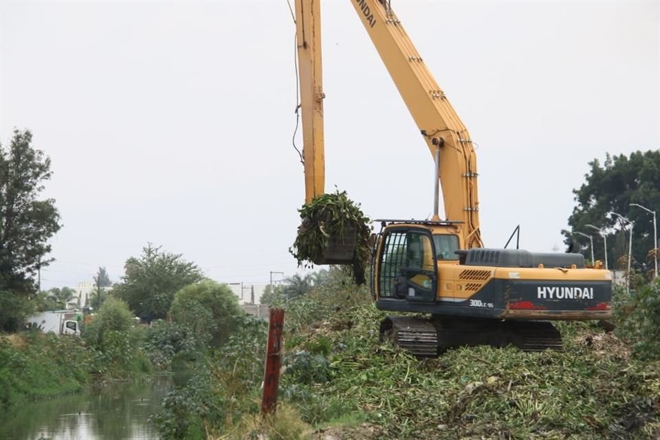 Los trabajadores de una máquina conocida como mano  chango limpiaban del lirio el canal de las Pintas, cuando vieron un brazo y una pierna atorados en la hierba.