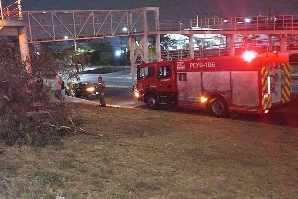 Paramédicos trasladaron primero a un hombre y luego llegaron bomberos de Zapopan.