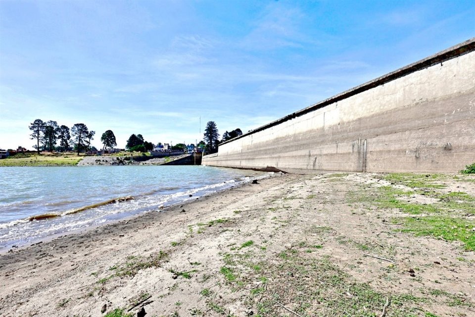 Presa de Villa Victoria, donde está el embalse del Cutzamala más próximo a vaciarse, ha alcanzado sus niveles más bajos a causa de sequía.