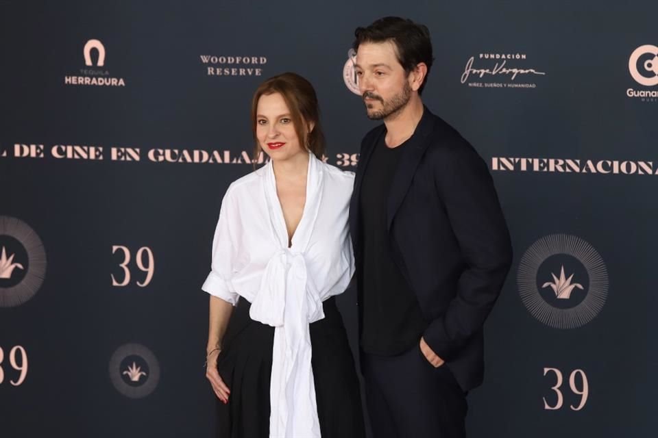 Diego Luna y Marina de Tavira en la alfombra roja de la clausura de la edición 39 del Festival Internacional de Cine de Guadalajara.