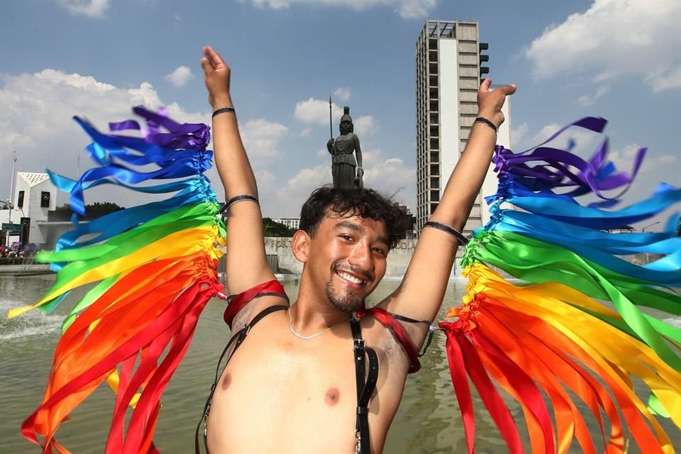 Durante el desfile, los asistentes mostraron con diferentes formas de expresión su Pride.