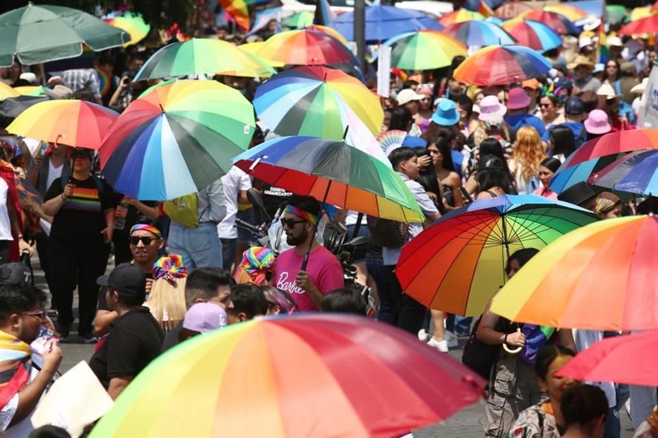 Y aunque el calor y el sol era muy fuerte, asistentes no se desanimaron: cargaron con sus sombrillas que hacen alusión a la bandera de la comunidad diversa.