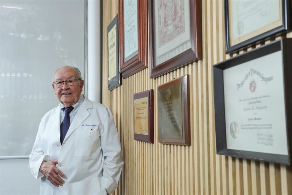 Rubén Aegüero se convirtió en punto de referencia para determinar su naturaleza como padre, médico y maestro.