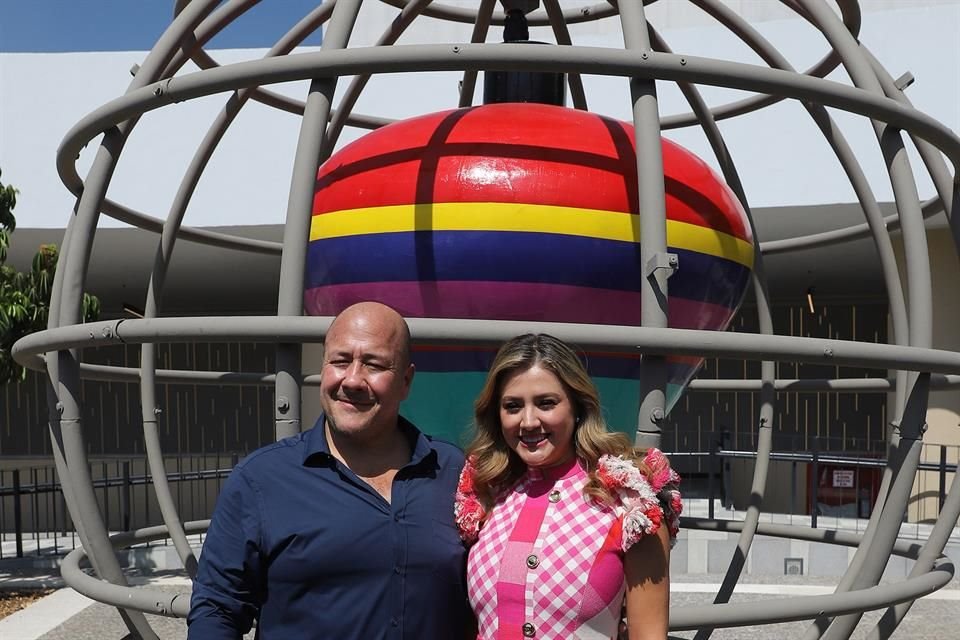 El Gobernador Enrique Alfaro junto con su esposa, durante la inauguración de JAPI.
