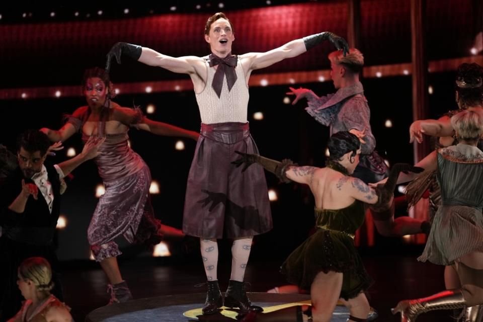 Eddie Redmayne presentó un número de 'Cabaret at the Kit Kat Club'.