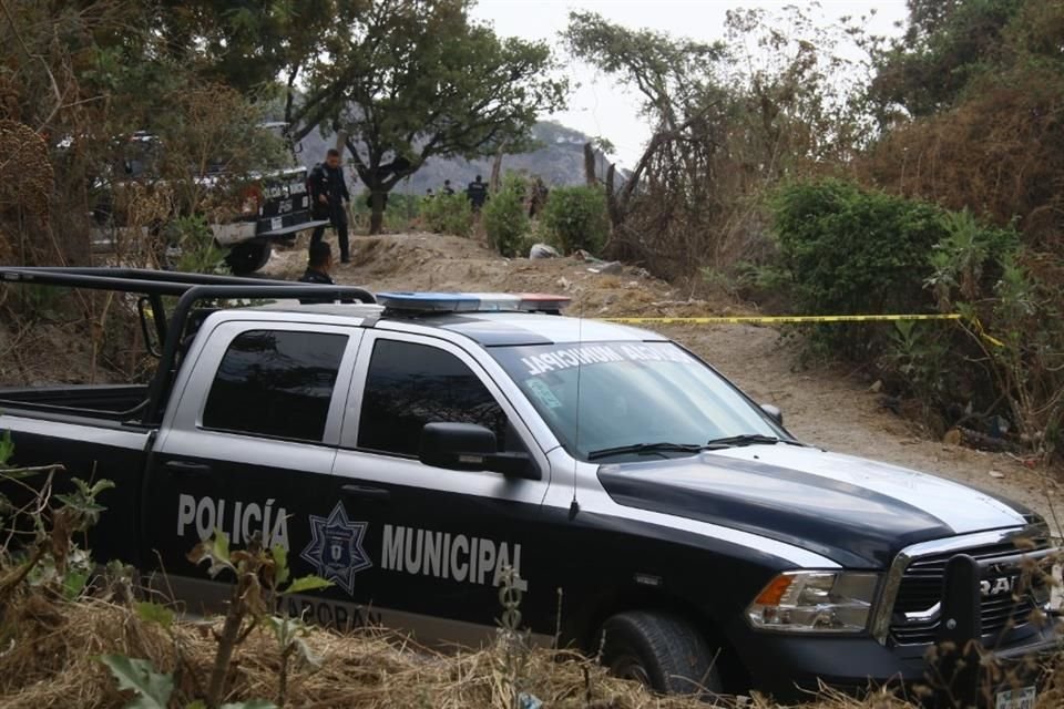 Oficiales de la Comisaría de Zapopan acudieron al punto y comenzaron a indagar en un predio.