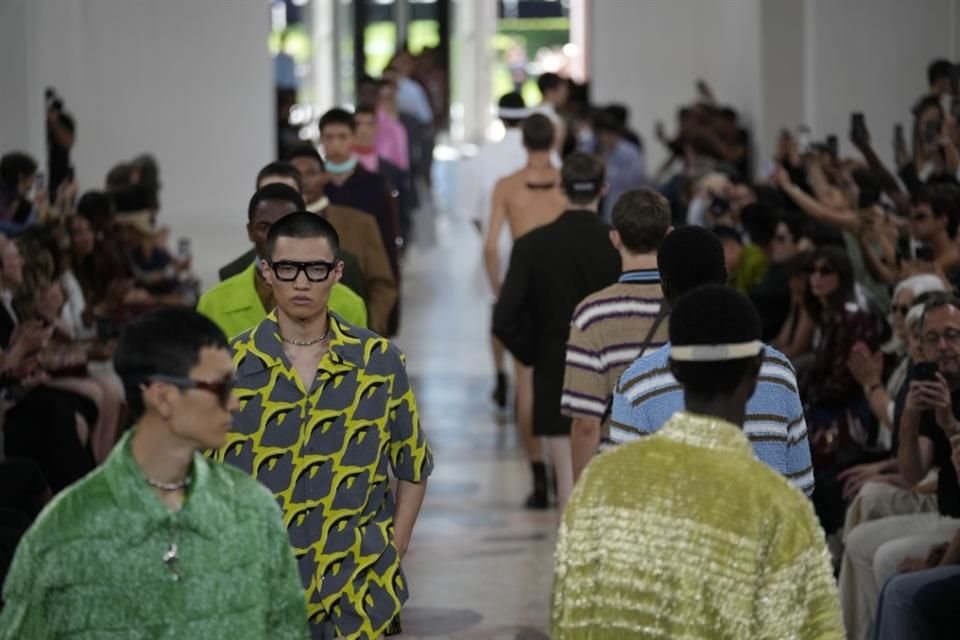 La colección masculina primavera-verano 2025 de Gucci trajo propuestas que combinan el lujo artesanal italiano y la libertad de movimiento.