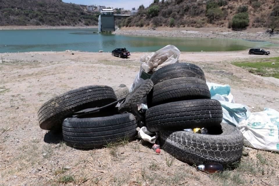 El área con agua se reduce y, su vez, aumenta la cantidad de basura en las orillas.