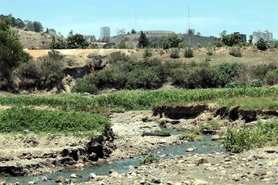 El bajo nivel de la presa descubre las descargas irregulares de aguas residuales.