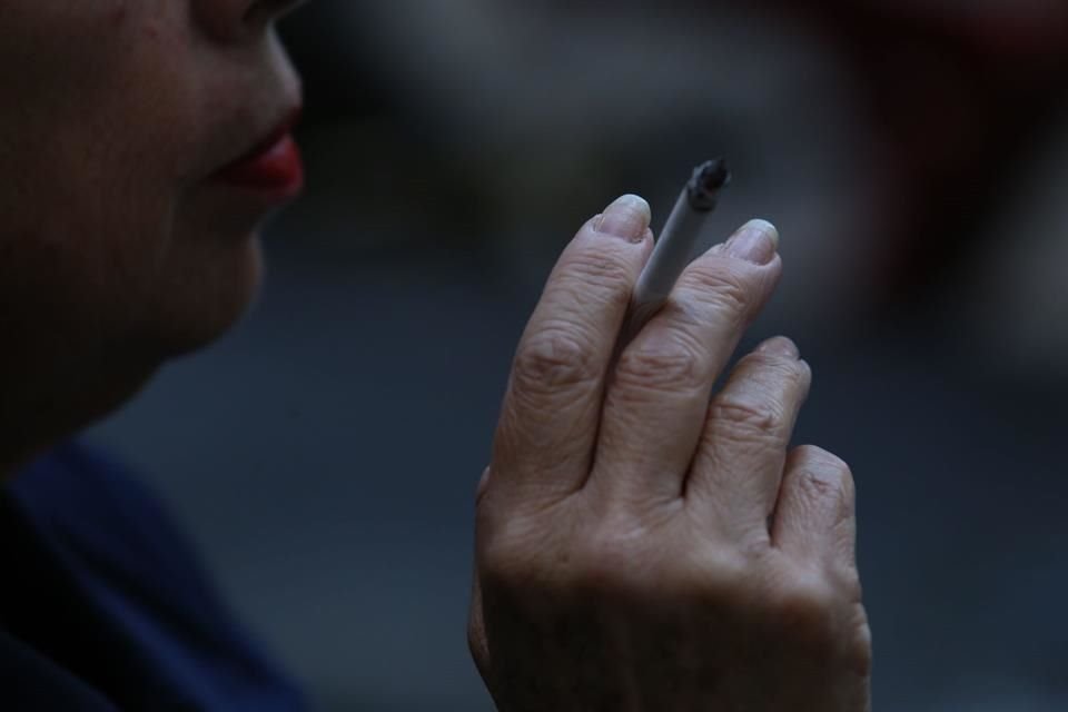Consumir tabaco disminuye el flujo sanguíneo en la boca, lo que enmascara padecimientos.