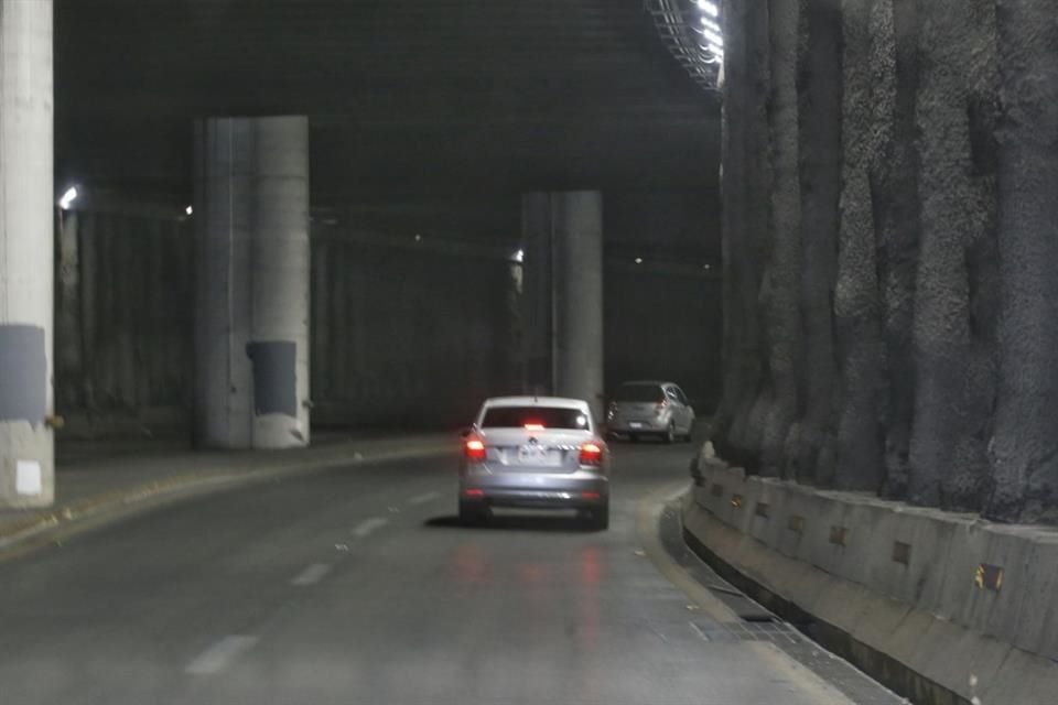 El túnel vehicular de Ávila Camacho y Avenida Américas presenta filtraciones de agua permanentemente debido a que la construcción del nodo implicó la perforación de un manto freático.