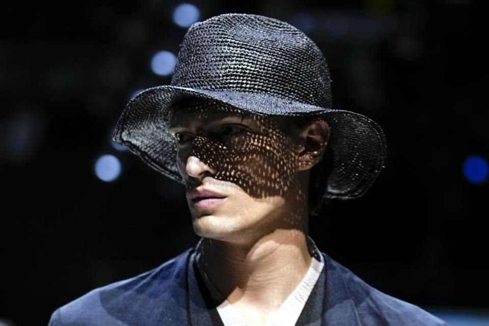 Giorgio Armani utilizó una paleta de colores que va del gris al camel y al negro, pasando por el azul oscuro.