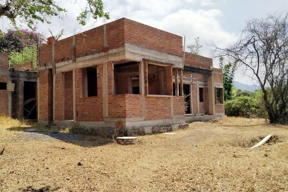La construcción se encuentra en obra gris, de acuerdo con imágenes satelitales de Conagua está en el límite de la zona federal.