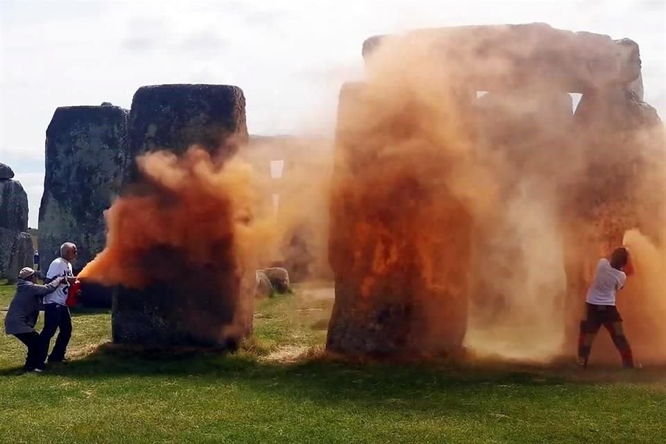Manifestantes ambientalistas rociaron pintura con aerosol en el sitio arqueológico británico de Stonehenge, dañando algunas de las piedras.