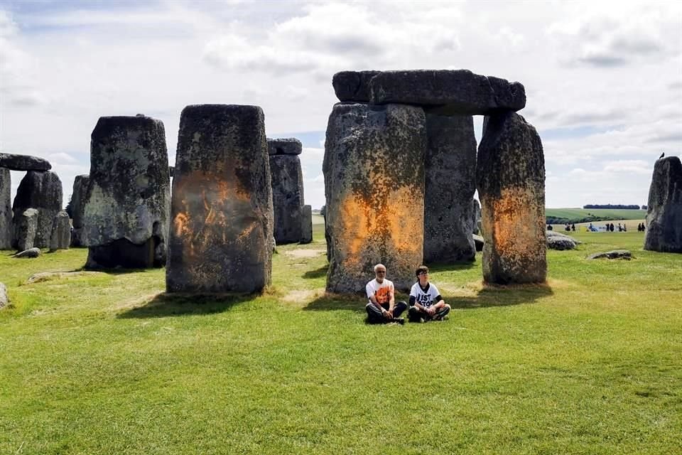 Los manifestantes de Just Stop Oil se sientan después de rociar una sustancia naranja en Stonehenge.