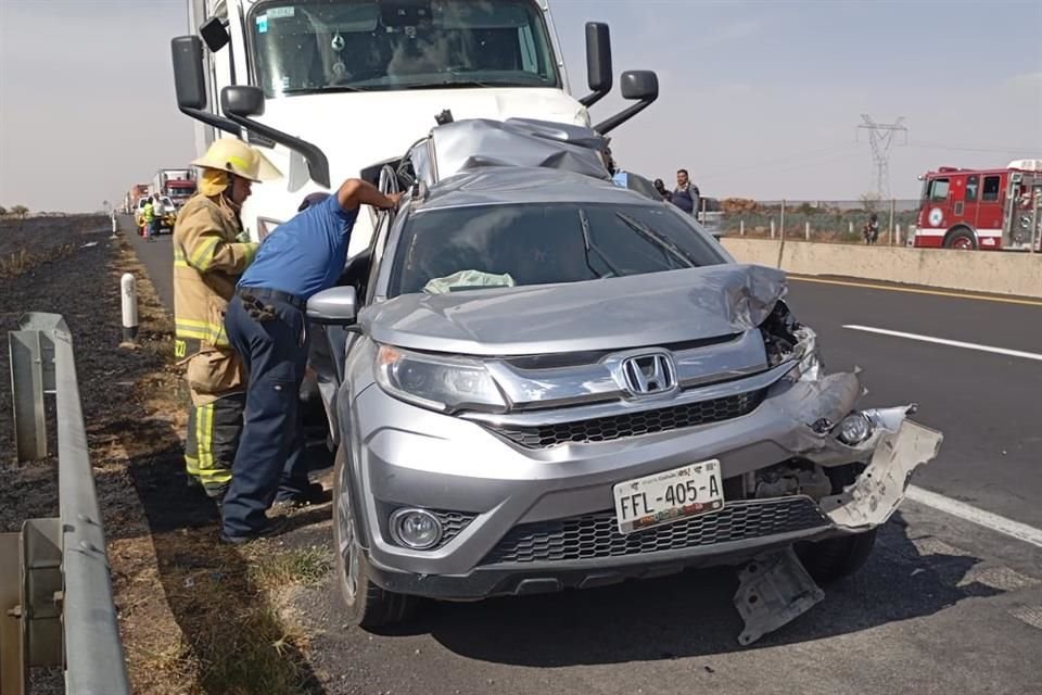 Cinco tripulantes de una camioneta Honda murieron en el lugar.