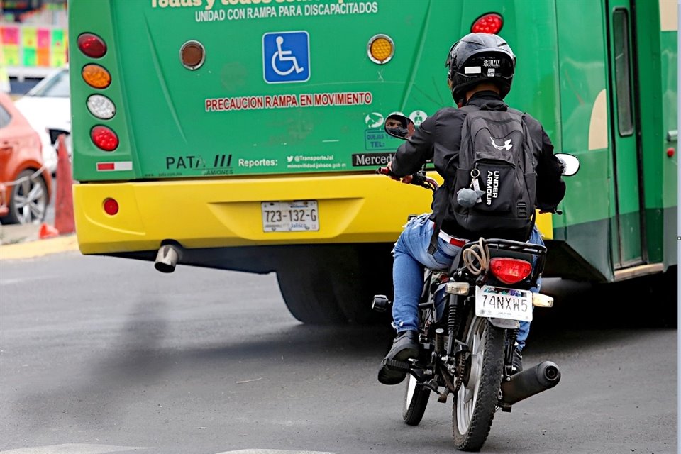 Es común ver que unidades del transporte público emiten humo negro durante sus recorridos. 