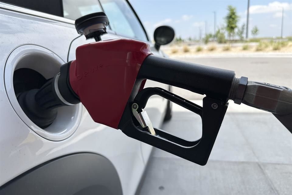 El precio promedio en noviembre de la gasolina regular fue de 23.62 pesos por litro para el consumidor final.