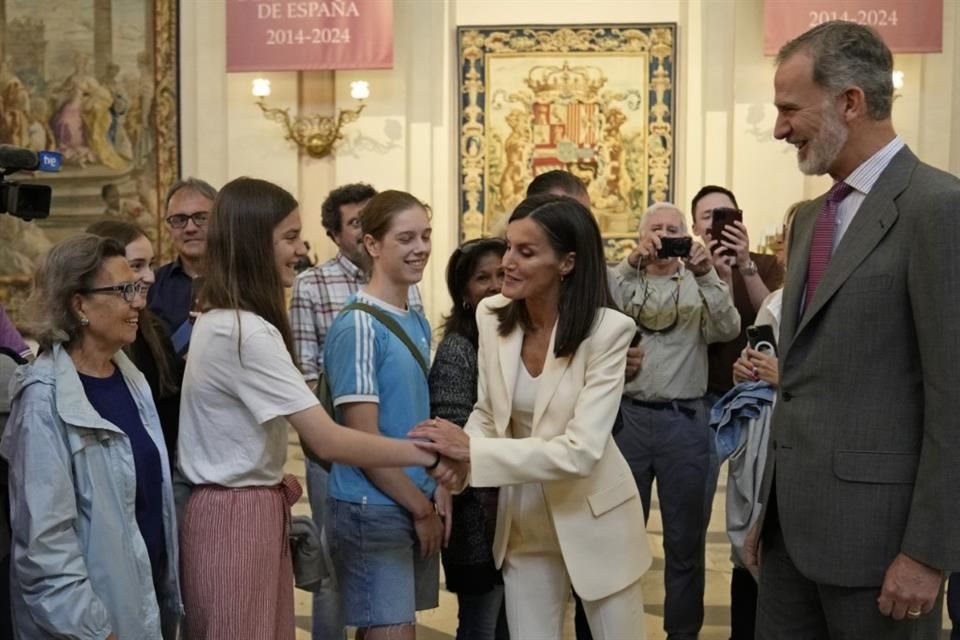 Los reyes saludaron a los presentes en la inauguración.