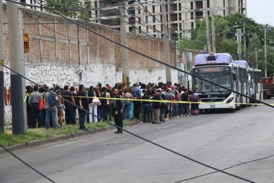 El servicio de Macrobús se vio afectado por los cables sueltos que dejó el accidente.