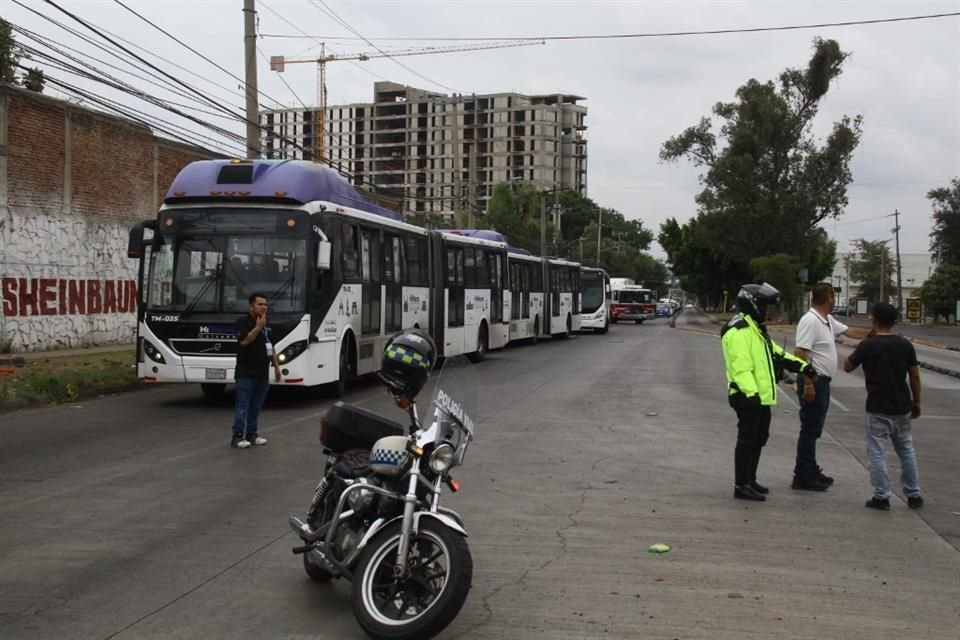 El incidente provocó que se atascaran los automóviles que circulaban por la vialidad, y luego que se cerrara el flujo.