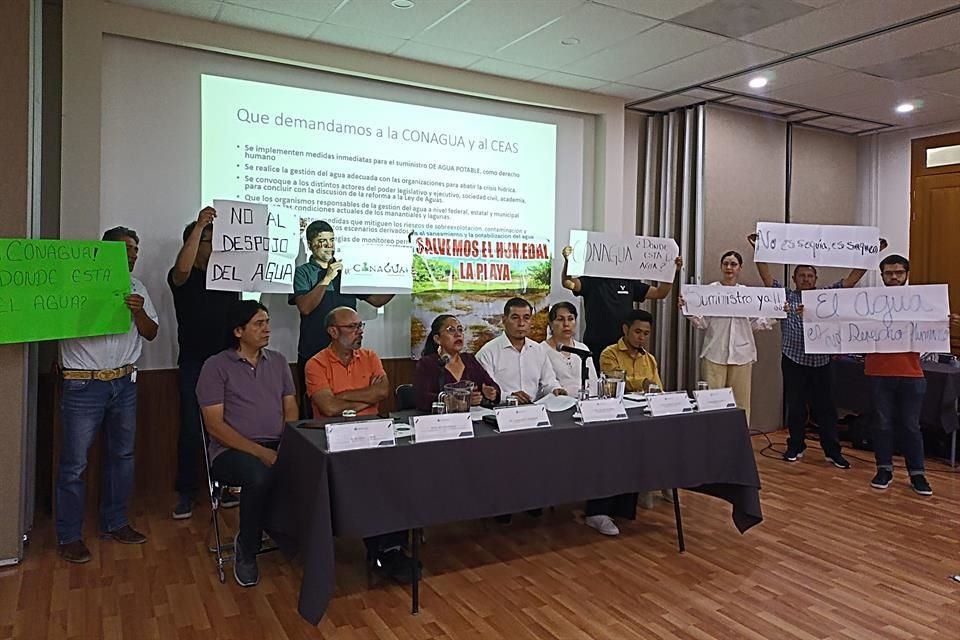 Los afectados acudieron esta mañana al Congreso junto con la diputada presidenta de la Comisión de Agua, Claudia García.