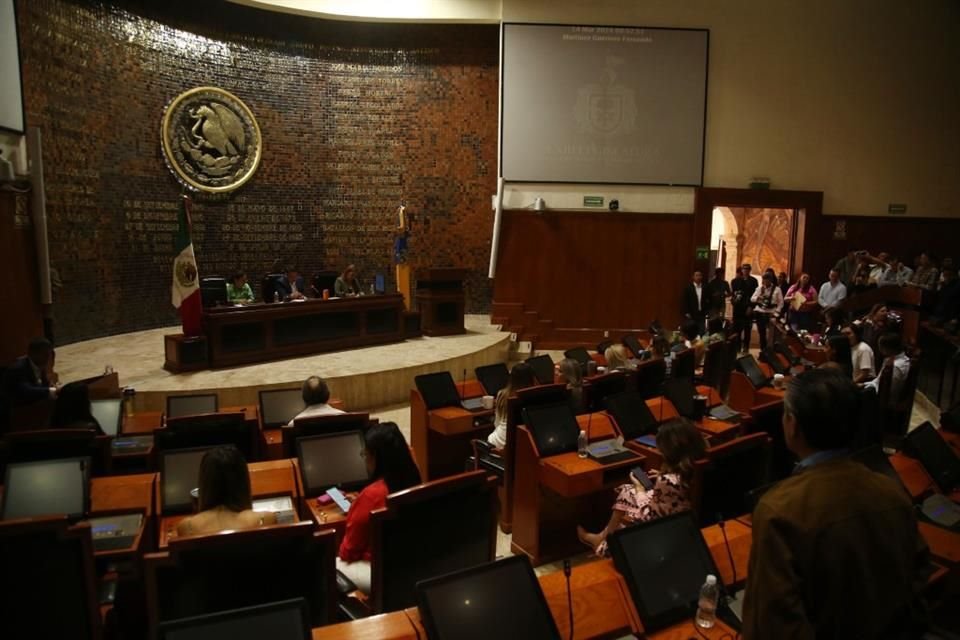 Por no presentar a tiempo sus declaraciones patrimoniales y de intereses, seis empleados del Congreso de Jalisco fueron amonestados.
