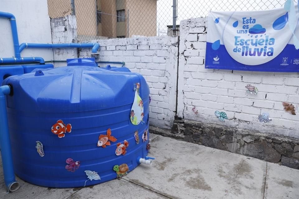 Como parte del programa Escuelas de Lluvia, se instaló un sistema de captación y almacenamiento de agua pluvial en el preescolar Cuauhtémoc.